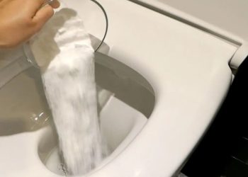 Comment enlever le dépôt marron au fond des toilettes